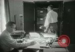 Immagine di Le attività amministrative a MAAG edificio A Bagdad in Iraq, 1956, secondo 17 filmato di repertorio 65675022188