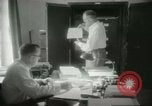 Immagine di Le attività amministrative a MAAG edificio A Bagdad in Iraq, 1956, secondo 19 filmato di repertorio 65675022188