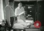 Immagine di Le attività amministrative a MAAG edificio A Bagdad in Iraq, 1956, secondo 21 filmato di repertorio 65675022188