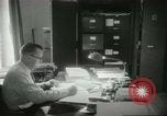 Immagine di Le attività amministrative a MAAG edificio A Bagdad in Iraq, 1956, secondo 27 filmato di repertorio 65675022188