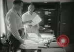 Immagine di Le attività amministrative a MAAG edificio A Bagdad in Iraq, 1956, secondo 35 filmato di repertorio 65675022188