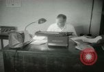 Immagine di Le attività amministrative a MAAG edificio A Bagdad in Iraq, 1956, secondo 53 filmato di repertorio 65675022188