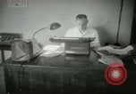 Immagine di Le attività amministrative a MAAG edificio A Bagdad in Iraq, 1956, secondo 60 filmato di repertorio 65675022188