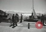 Standbild Menschen im Dock mit kleinen Segelbooten Kuwait, 1942, aus Sekunde 4 historischem Filmmaterial Videoclip 65675022191