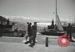 Standbild Menschen im Dock mit kleinen Segelbooten Kuwait, 1942, aus Sekunde 5 historischem Filmmaterial Videoclip 65675022191