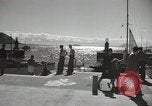 Standbild Menschen im Dock mit kleinen Segelbooten Kuwait, 1942, aus Sekunde 8 historischem Filmmaterial Videoclip 65675022191