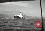 Standbild Menschen im Dock mit kleinen Segelbooten Kuwait, 1942, aus Sekunde 14 historischem Filmmaterial Videoclip 65675022191