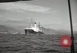 Standbild Menschen im Dock mit kleinen Segelbooten Kuwait, 1942, aus Sekunde 15 historischem Filmmaterial Videoclip 65675022191