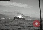 Standbild Menschen im Dock mit kleinen Segelbooten Kuwait, 1942, aus Sekunde 16 historischem Filmmaterial Videoclip 65675022191