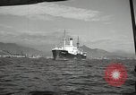 Standbild Menschen im Dock mit kleinen Segelbooten Kuwait, 1942, aus Sekunde 18 historischem Filmmaterial Videoclip 65675022191