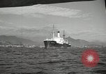 Standbild Menschen im Dock mit kleinen Segelbooten Kuwait, 1942, aus Sekunde 20 historischem Filmmaterial Videoclip 65675022191