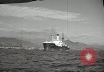 Standbild Menschen im Dock mit kleinen Segelbooten Kuwait, 1942, aus Sekunde 22 historischem Filmmaterial Videoclip 65675022191