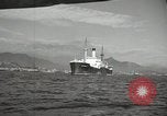 Standbild Menschen im Dock mit kleinen Segelbooten Kuwait, 1942, aus Sekunde 25 historischem Filmmaterial Videoclip 65675022191