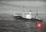 Standbild Menschen im Dock mit kleinen Segelbooten Kuwait, 1942, aus Sekunde 26 historischem Filmmaterial Videoclip 65675022191