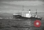 Standbild Menschen im Dock mit kleinen Segelbooten Kuwait, 1942, aus Sekunde 27 historischem Filmmaterial Videoclip 65675022191