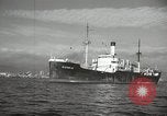 Standbild Menschen im Dock mit kleinen Segelbooten Kuwait, 1942, aus Sekunde 28 historischem Filmmaterial Videoclip 65675022191