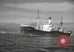 Standbild Menschen im Dock mit kleinen Segelbooten Kuwait, 1942, aus Sekunde 29 historischem Filmmaterial Videoclip 65675022191