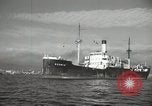 Standbild Menschen im Dock mit kleinen Segelbooten Kuwait, 1942, aus Sekunde 30 historischem Filmmaterial Videoclip 65675022191