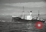 Standbild Menschen im Dock mit kleinen Segelbooten Kuwait, 1942, aus Sekunde 31 historischem Filmmaterial Videoclip 65675022191