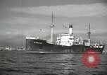 Standbild Menschen im Dock mit kleinen Segelbooten Kuwait, 1942, aus Sekunde 32 historischem Filmmaterial Videoclip 65675022191