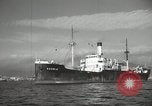 Standbild Menschen im Dock mit kleinen Segelbooten Kuwait, 1942, aus Sekunde 33 historischem Filmmaterial Videoclip 65675022191