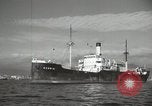Standbild Menschen im Dock mit kleinen Segelbooten Kuwait, 1942, aus Sekunde 34 historischem Filmmaterial Videoclip 65675022191