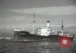 Standbild Menschen im Dock mit kleinen Segelbooten Kuwait, 1942, aus Sekunde 35 historischem Filmmaterial Videoclip 65675022191