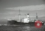 Standbild Menschen im Dock mit kleinen Segelbooten Kuwait, 1942, aus Sekunde 36 historischem Filmmaterial Videoclip 65675022191