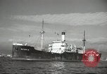 Standbild Menschen im Dock mit kleinen Segelbooten Kuwait, 1942, aus Sekunde 37 historischem Filmmaterial Videoclip 65675022191