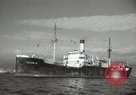 Standbild Menschen im Dock mit kleinen Segelbooten Kuwait, 1942, aus Sekunde 38 historischem Filmmaterial Videoclip 65675022191