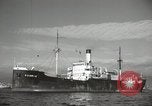 Standbild Menschen im Dock mit kleinen Segelbooten Kuwait, 1942, aus Sekunde 39 historischem Filmmaterial Videoclip 65675022191