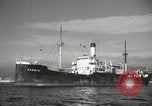 Standbild Menschen im Dock mit kleinen Segelbooten Kuwait, 1942, aus Sekunde 40 historischem Filmmaterial Videoclip 65675022191