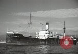 Standbild Menschen im Dock mit kleinen Segelbooten Kuwait, 1942, aus Sekunde 41 historischem Filmmaterial Videoclip 65675022191