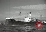 Standbild Menschen im Dock mit kleinen Segelbooten Kuwait, 1942, aus Sekunde 42 historischem Filmmaterial Videoclip 65675022191