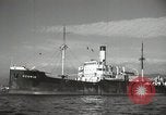 Standbild Menschen im Dock mit kleinen Segelbooten Kuwait, 1942, aus Sekunde 44 historischem Filmmaterial Videoclip 65675022191