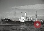 Standbild Menschen im Dock mit kleinen Segelbooten Kuwait, 1942, aus Sekunde 45 historischem Filmmaterial Videoclip 65675022191