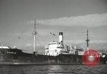 Standbild Menschen im Dock mit kleinen Segelbooten Kuwait, 1942, aus Sekunde 46 historischem Filmmaterial Videoclip 65675022191