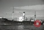 Standbild Menschen im Dock mit kleinen Segelbooten Kuwait, 1942, aus Sekunde 47 historischem Filmmaterial Videoclip 65675022191