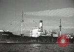 Standbild Menschen im Dock mit kleinen Segelbooten Kuwait, 1942, aus Sekunde 48 historischem Filmmaterial Videoclip 65675022191