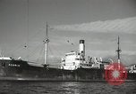 Standbild Menschen im Dock mit kleinen Segelbooten Kuwait, 1942, aus Sekunde 49 historischem Filmmaterial Videoclip 65675022191