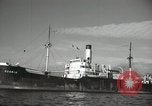 Standbild Menschen im Dock mit kleinen Segelbooten Kuwait, 1942, aus Sekunde 50 historischem Filmmaterial Videoclip 65675022191