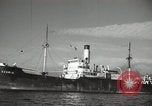 Standbild Menschen im Dock mit kleinen Segelbooten Kuwait, 1942, aus Sekunde 51 historischem Filmmaterial Videoclip 65675022191