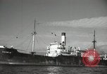 Standbild Menschen im Dock mit kleinen Segelbooten Kuwait, 1942, aus Sekunde 52 historischem Filmmaterial Videoclip 65675022191