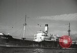 Standbild Menschen im Dock mit kleinen Segelbooten Kuwait, 1942, aus Sekunde 53 historischem Filmmaterial Videoclip 65675022191