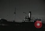 Standbild Menschen im Dock mit kleinen Segelbooten Kuwait, 1942, aus Sekunde 56 historischem Filmmaterial Videoclip 65675022191