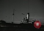 Standbild Menschen im Dock mit kleinen Segelbooten Kuwait, 1942, aus Sekunde 57 historischem Filmmaterial Videoclip 65675022191