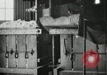 Standbild Pressen die Fusseln aus Baumwolle New Orleans Louisiana USA, 1919, aus Sekunde 54 historischem Filmmaterial Videoclip 65675022212