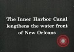 Immagine di Nave che entra in porto interno canal New Orleans Louisiana USA, 1929, secondo 3 filmato di repertorio 65675022220