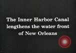 Immagine di Nave che entra in porto interno canal New Orleans Louisiana USA, 1929, secondo 5 filmato di repertorio 65675022220