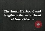 Immagine di Nave che entra in porto interno canal New Orleans Louisiana USA, 1929, secondo 6 filmato di repertorio 65675022220